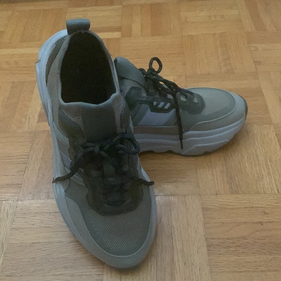 H&M gently used chunky sneakers in green Size women 8 - Picture 3 of 3